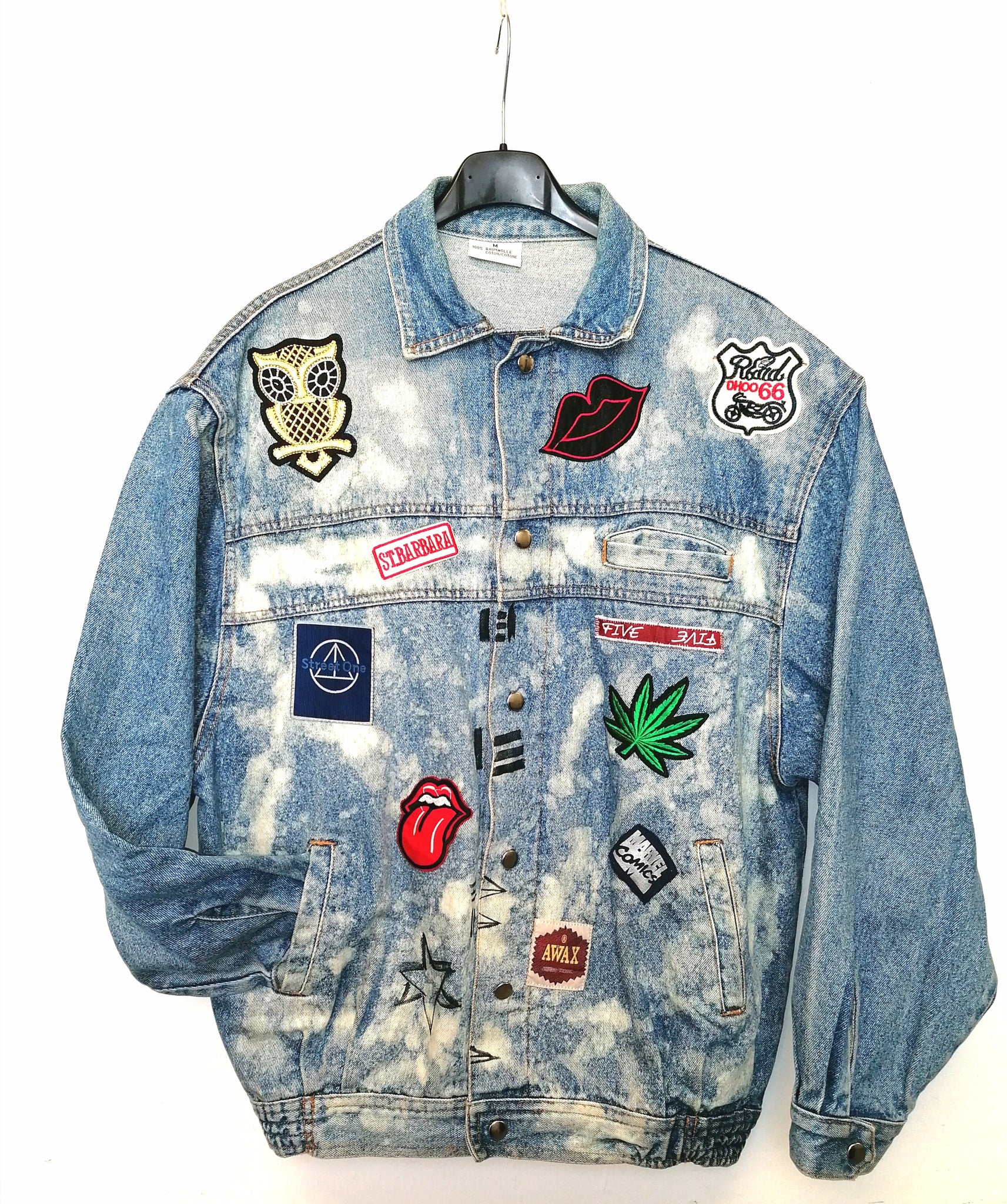 Blouson en jean délavé streetwear décoré de patchs