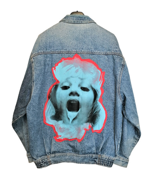 Blouson en jean délavé streetwear décoré de patchs